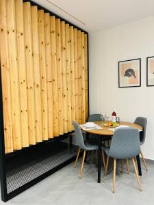 uma sala de jantar com uma mesa e uma parede de madeira em Cozy Corner “Dialog” number 2 em Atenas