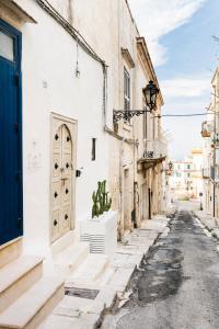 a street in an old town in malta at Alesia Luxury Cave in Ostuni