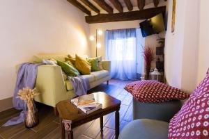 un soggiorno con divano e tavolo di Affittacamere Mainardi 16 a San Gimignano