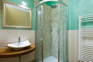 La salle de bains est pourvue d'un lavabo et d'une douche. dans l'établissement Affittacamere Mainardi 16, à San Gimignano