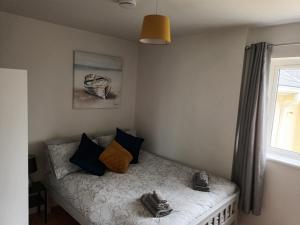 Postel nebo postele na pokoji v ubytování Fabulous Belmullet Townhouse