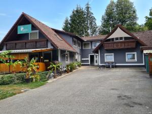 a view of the inn from the parking lot at Ferienwohnung Eckberger Weinstrasse 139 in Gamlitz