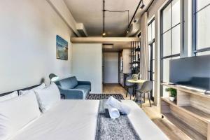 Ruang duduk di Upmarket Urban Apartment in the East City w/ Vi