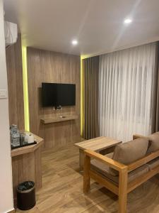 Televisor o centre d'entreteniment de Stay Inn Hotel and Apartment Pokhara