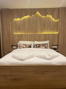 Un pat sau paturi într-o cameră la Stay Inn Hotel and Apartment Pokhara