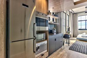 eine Küche mit einem Kühlschrank aus Edelstahl in einem Zimmer in der Unterkunft Upmarket Urban Apartment in the East City w/ Vi in Kapstadt
