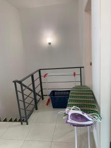 een kamer met een stapelbed en een tafel met een kussen bij Teratak kasih homestay in Sandakan