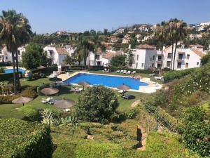 Basen w obiekcie Marbella, Los Arqueros Golf & Country Club, Sleeps 7 plus 1 child lub w pobliżu