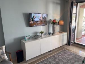 Telewizja i/lub zestaw kina domowego w obiekcie Marbella, Los Arqueros Golf & Country Club, Sleeps 7 plus 1 child