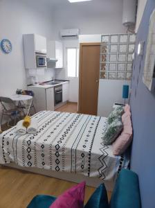 Habitación pequeña con cama en la cocina en LOFT PUERTA DE SOL, en Madrid