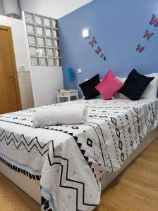 Кровать или кровати в номере LOFT PUERTA DE SOL +25 фотографий