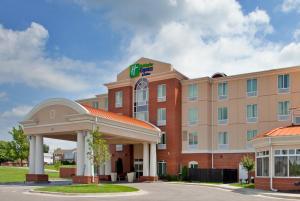 GrandviewにあるHoliday Inn Express Hotel & Suites Kansas City - Grandview, an IHG Hotelの正面にガゼボがあるホテルの建物