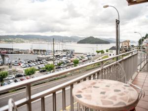 balkon ze stołem i widokiem na port w obiekcie PARAISO RIAS BAIXAS II Combarro w mieście Combarro