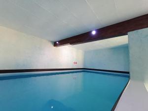 uma piscina num quarto com em Maison sur le Lot em Saint-Vincent-Rive-dʼOlt