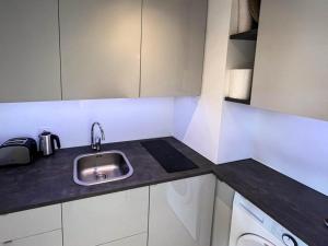 Kuchnia lub aneks kuchenny w obiekcie Cozy studio apartment in Cannes - AC-Self check-in