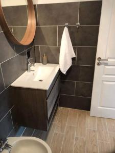 Łazienka w obiekcie Cozy studio apartment in Cannes - AC-Self check-in