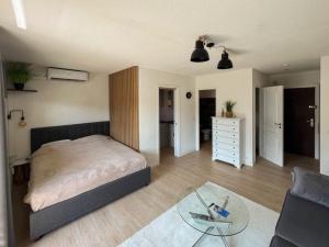 sypialnia z łóżkiem i szklanym stołem w obiekcie Cozy studio apartment in Cannes - AC-Self check-in w Cannes