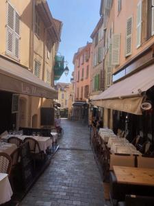 Restauracja lub miejsce do jedzenia w obiekcie Cozy studio apartment in Cannes - AC-Self check-in