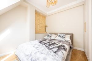 Posteľ alebo postele v izbe v ubytovaní Villa Monte w Centrum przy Krupówkach APARTZAKOP