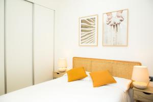 Tempat tidur dalam kamar di Luminoso Apartamento NUEZ - Zonas verdes, Wifi, Aparcamiento gratuito
