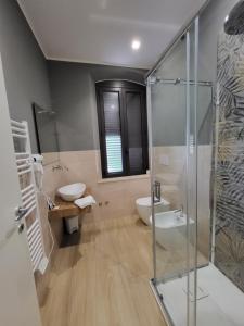 een badkamer met een douche, een toilet en een wastafel bij B&B La Cité Luxury Rooms in Reggio di Calabria