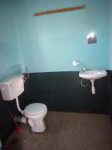 łazienka z toaletą i umywalką w obiekcie Kabatoro Guest House w mieście Kabatoro