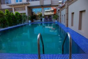 Piscina de la sau aproape de Stay Inn Hotel and Apartment Pokhara