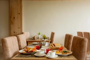 una mesa de comedor con productos para el desayuno en Stay Inn Hotel and Apartment Pokhara, en Pokhara