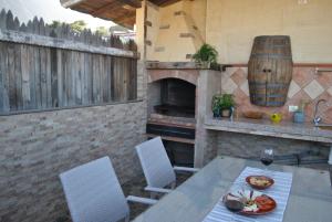 eine Terrasse mit einem Tisch und einem Pizzaofen in der Unterkunft Casa Rural Aca y Papá Juan in Güímar