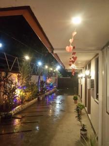 un couloir vide la nuit avec des lumières de Noël dans l'établissement WJV INN Bankal, à Bankal