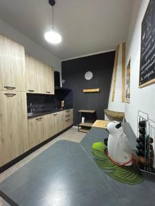 Habitación con cocina con mesa en Mes'e Làmpadas en Castelsardo