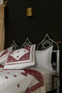 Postel nebo postele na pokoji v ubytování Riad Parfums de OUARZAZATE