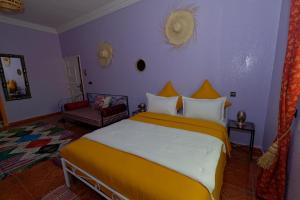 Postel nebo postele na pokoji v ubytování Riad Parfums de OUARZAZATE