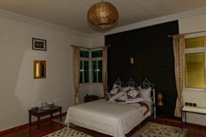 Postel nebo postele na pokoji v ubytování Riad Parfums de OUARZAZATE