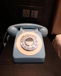 een telefoon op een tafel in een kamer bij Hyde Park Green in Londen