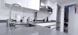 Kuchyň nebo kuchyňský kout v ubytování Dunas Beach Apartment