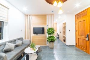 TV a/nebo společenská místnost v ubytování Quốc Khánh Condotel + 16 fotografií