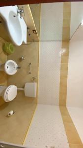 マンドゥーリアにあるHotel Morganのバスルーム(シャワー、洗面台、トイレ付)