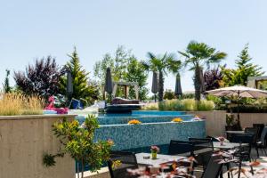 Bazén v ubytování Cristiani Hotel Sozopol nebo v jeho okolí