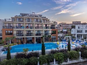 Bazén v ubytování Cristiani Hotel Sozopol nebo v jeho okolí