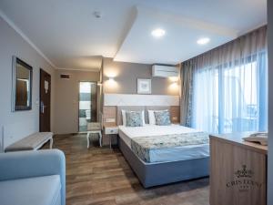 Postel nebo postele na pokoji v ubytování Cristiani Hotel Sozopol