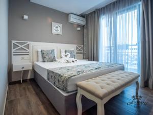 Postel nebo postele na pokoji v ubytování Cristiani Hotel Sozopol