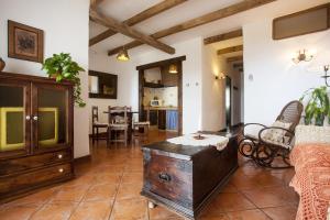 - un salon avec une vieille poitrine au milieu dans l'établissement Eco Finca Vista Bonita, à San Miguel de Abona