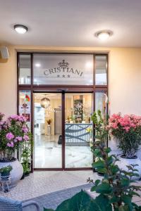 Cristiani Hotel Sozopol في سوزوبول: واجهة متجر مسيحي مع وضع علامة على النافذة