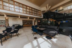 ein großes Wohnzimmer mit einem Klavier und Stühlen in der Unterkunft Garden Events hotel גארדן הוטל אירועים in Haifa