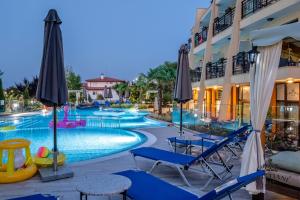 Bazén v ubytování Cristiani Hotel Sozopol nebo v jeho okolí