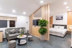 Postel nebo postele na pokoji v ubytování Quốc Khánh Condotel