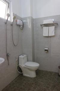 uma casa de banho com um chuveiro, um WC e um lavatório. em Mây Đà Lạt Home em Da Lat