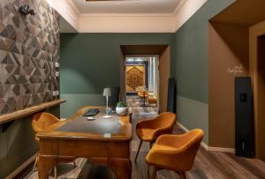 una oficina con escritorio y sillas en una habitación en Calepina Alpine Suite en Trento