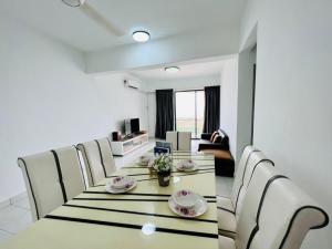 ein Esszimmer mit einem Tisch und Stühlen in der Unterkunft Casa Lago Residence by Myplace in Malakka